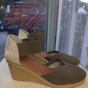 André Assous Women's Espadrille Wedge Sandal Brown Wedge Sandals.Size1 0.LikeNew